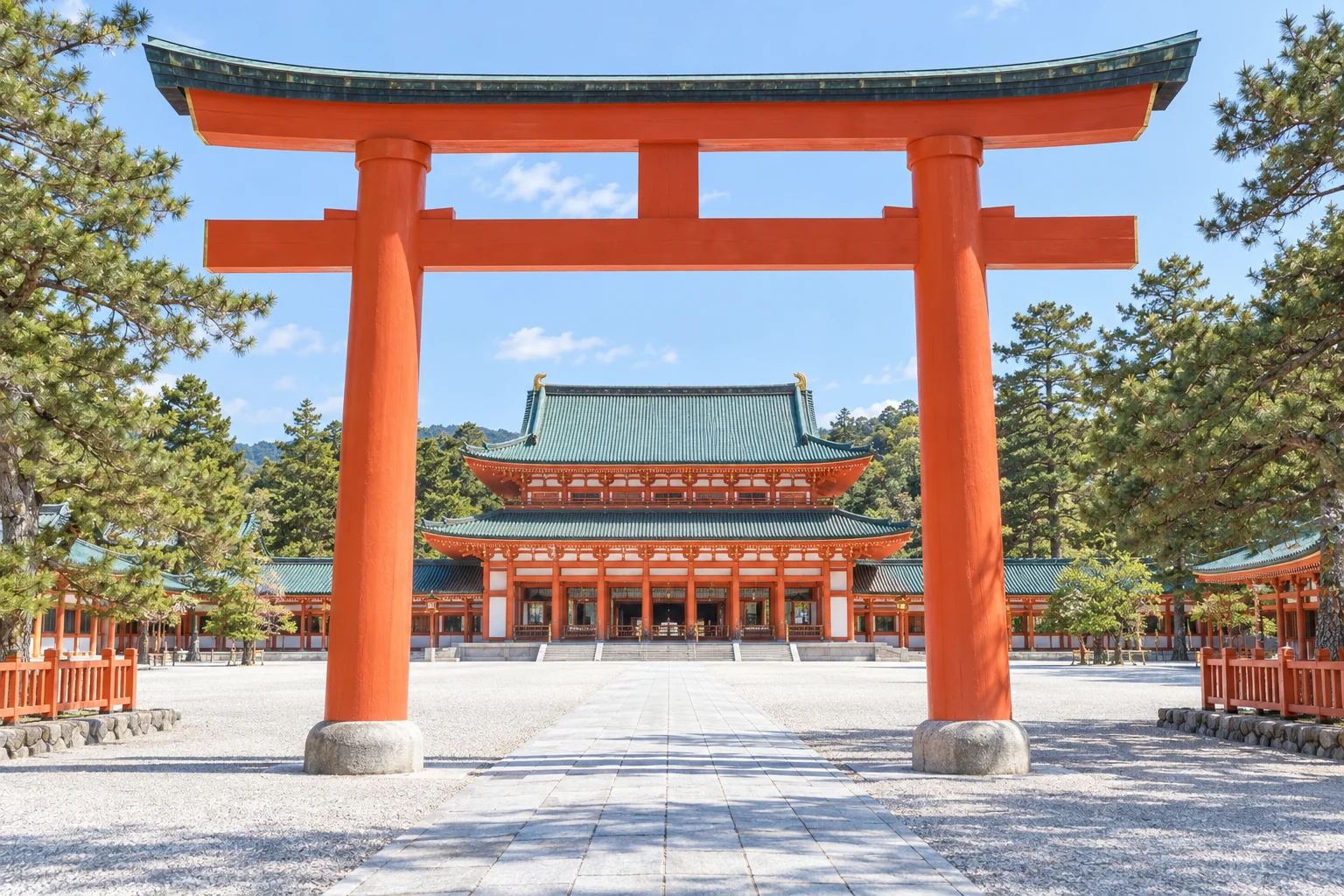 木々に囲まれた鳥居と本堂。天星大神宮のイメージ